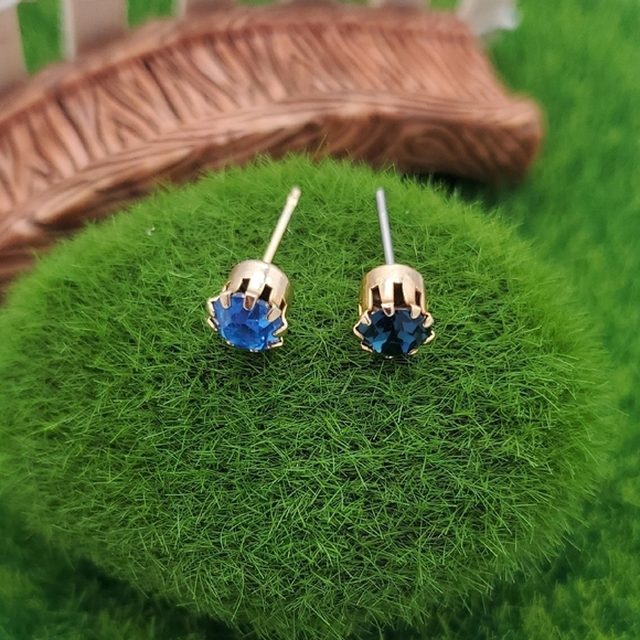 E1003 Gold Tone and Blue Sapphire Stud Earrings